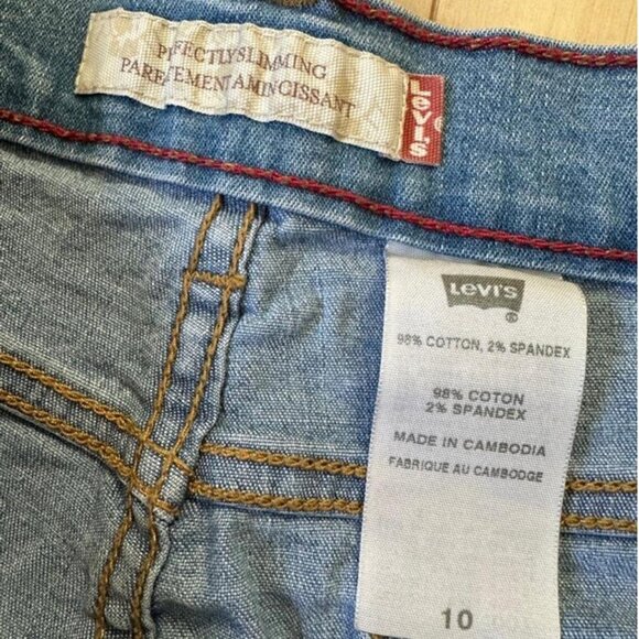 Levi’s denim capris with a mid-rise waist and straight cropped leg - Picture 4 of 8